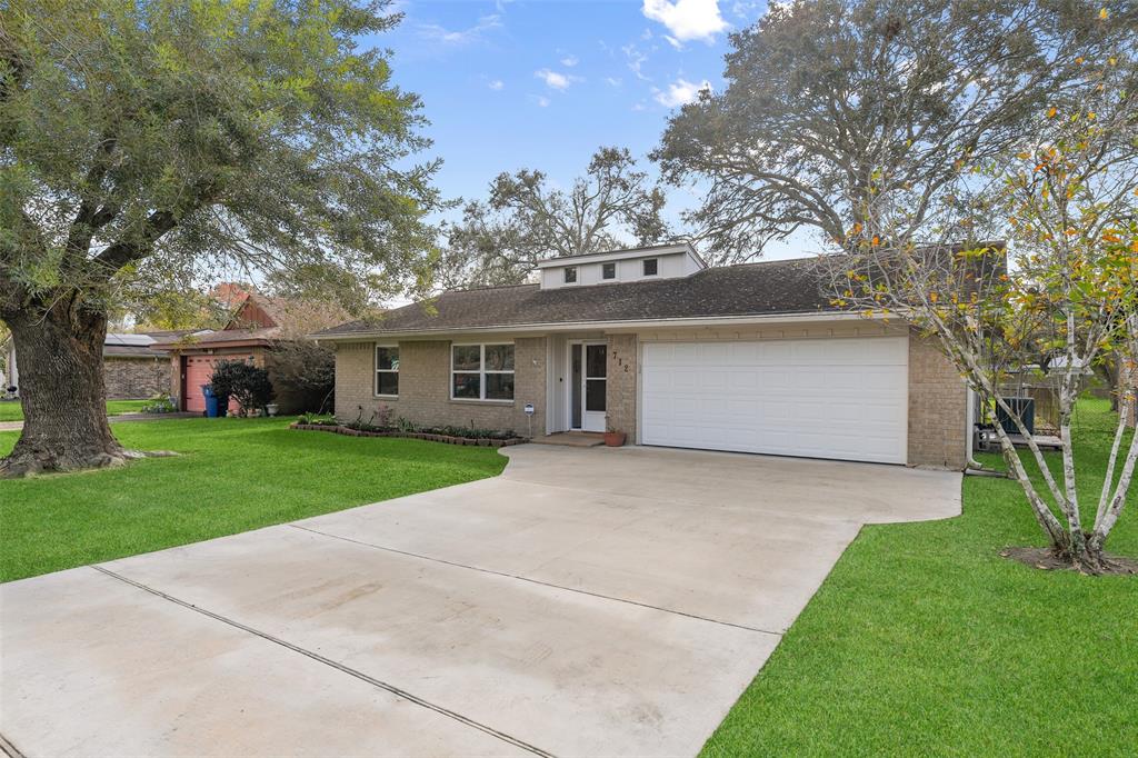 712 N Plantation Drive, Angleton, Texas image 4