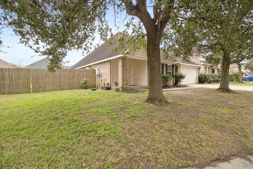 6410 Larrycrest Drive, Pearland, Texas image 2