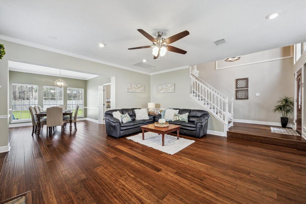 207 Laurelfield Drive, Friendswood, Texas image 5