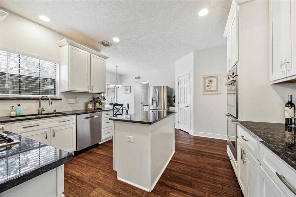 207 Laurelfield Drive, Friendswood, Texas image 8