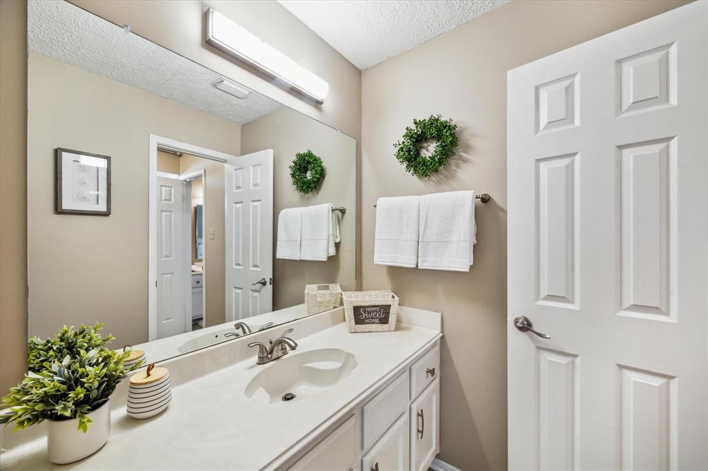 207 Laurelfield Drive, Friendswood, Texas image 28
