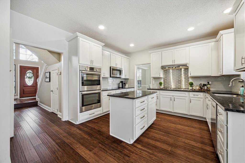 207 Laurelfield Drive, Friendswood, Texas image 13