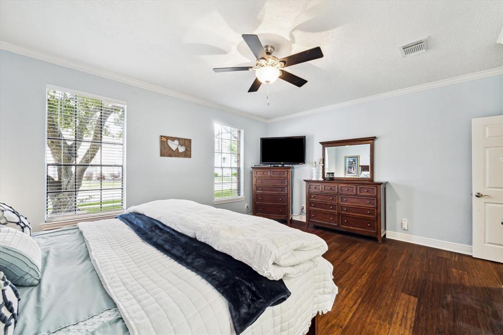 207 Laurelfield Drive, Friendswood, Texas image 16
