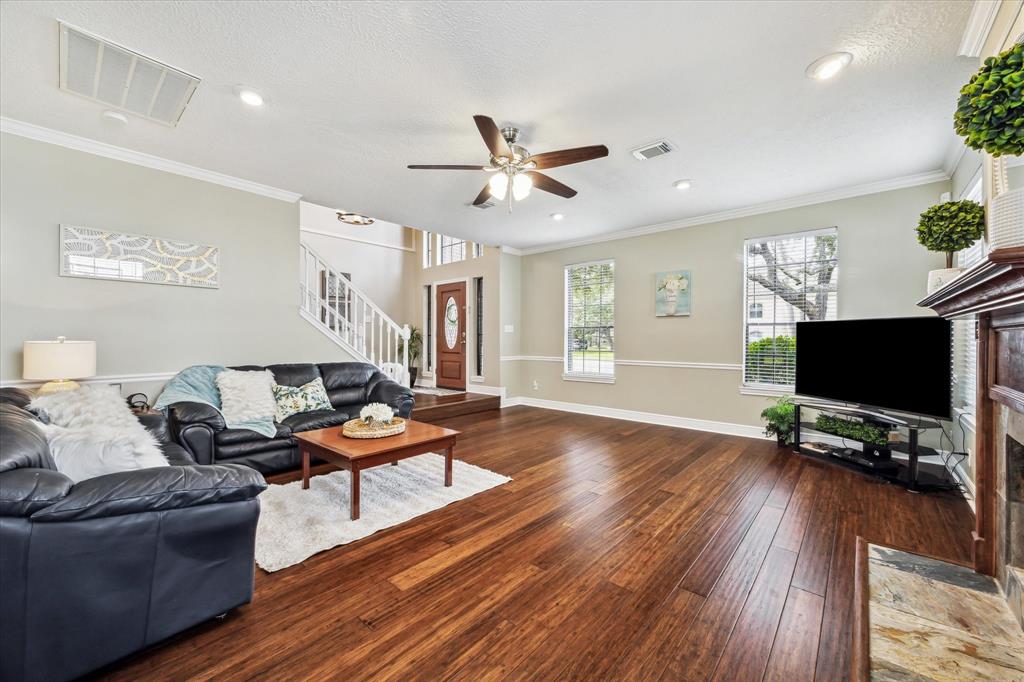 207 Laurelfield Drive, Friendswood, Texas image 6