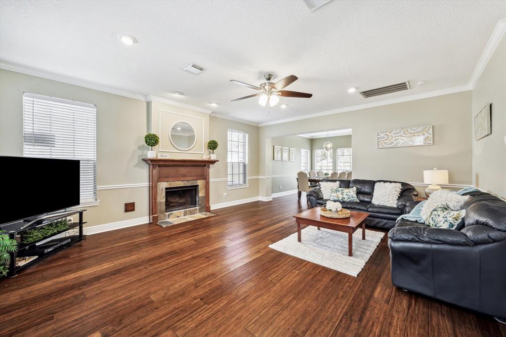 207 Laurelfield Drive, Friendswood, Texas image 4