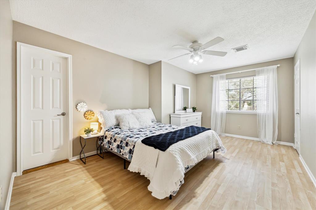 207 Laurelfield Drive, Friendswood, Texas image 23