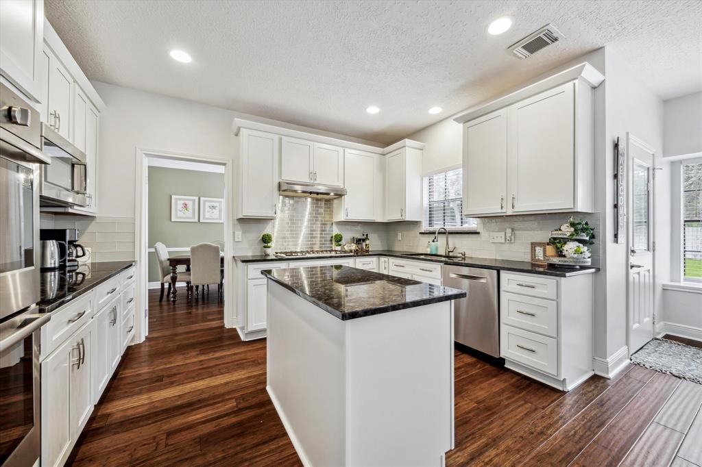 207 Laurelfield Drive, Friendswood, Texas image 14