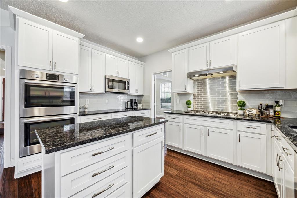 207 Laurelfield Drive, Friendswood, Texas image 10