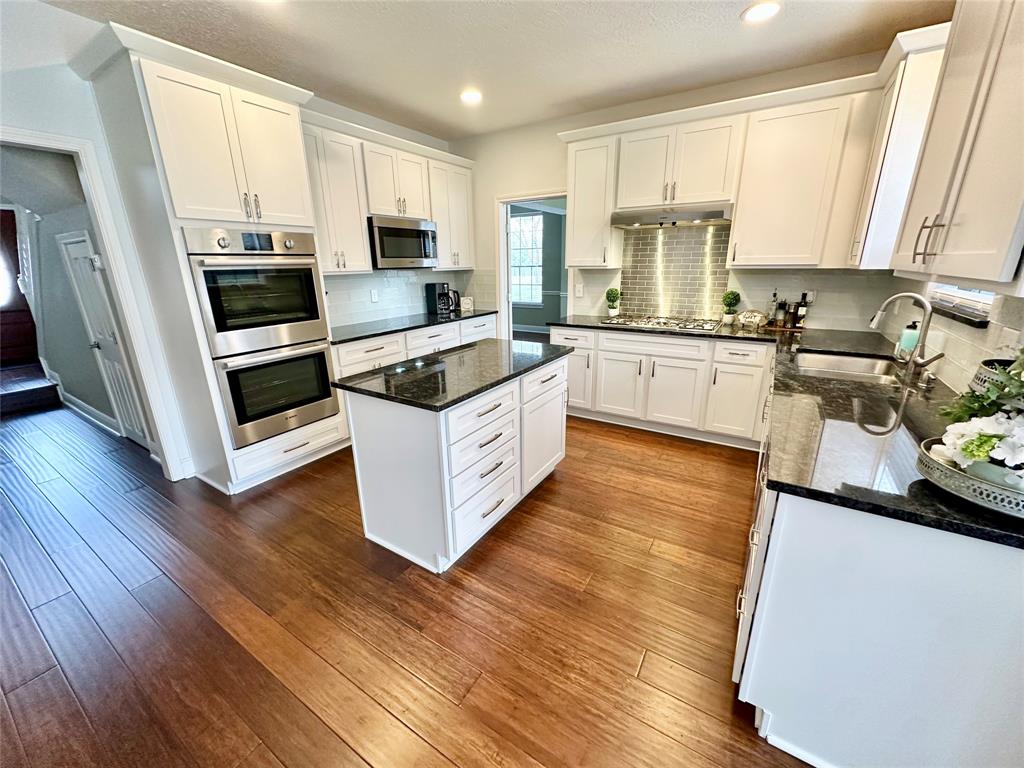 207 Laurelfield Drive, Friendswood, Texas image 9