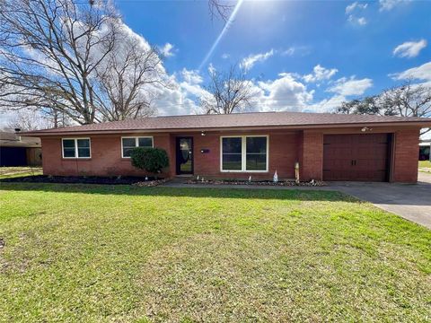 A home in Angleton