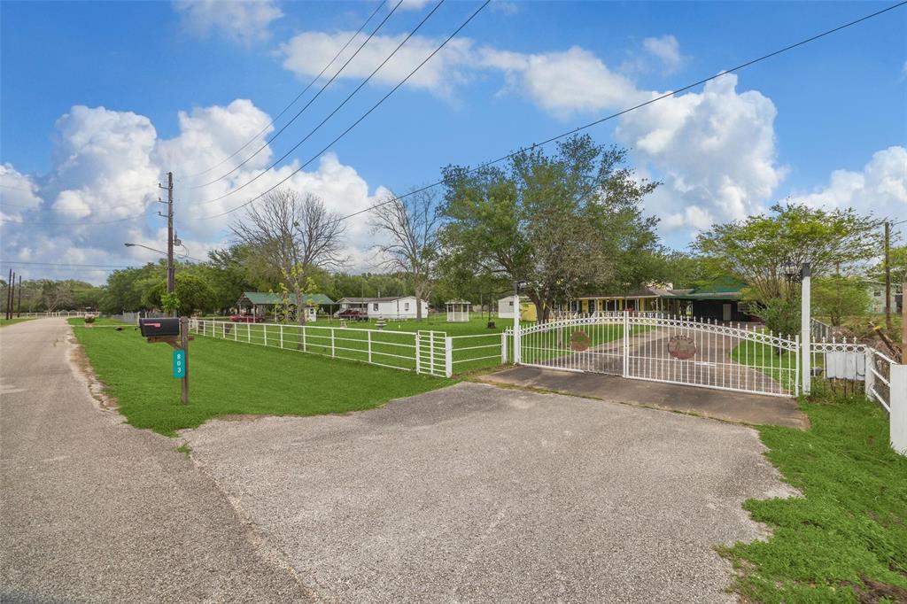 803 Hennesey Drive, Richmond, Texas image 2