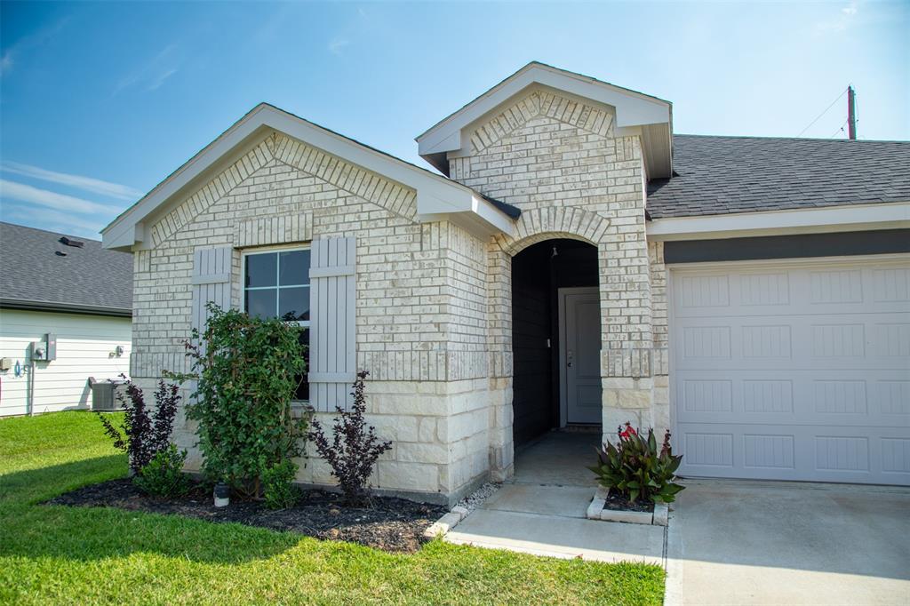 1255 Waterside Trace Trce, Sealy, Texas image 3