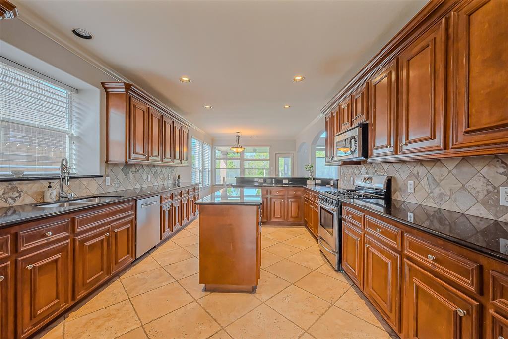2213 Jernigan Ford, Dickinson, Texas image 7