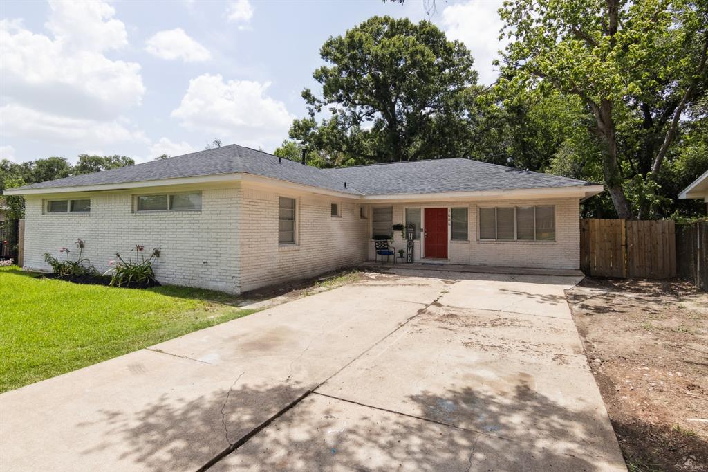 1606 Oaks Drive