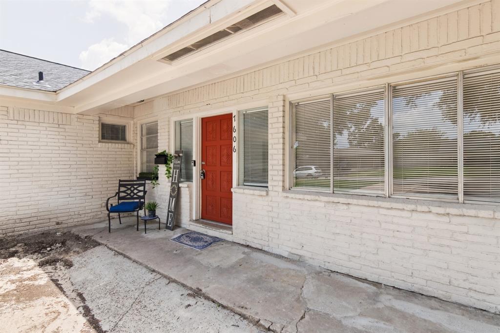 1606 Oaks Drive