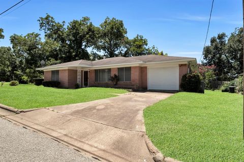 Photo of 105 Lockett Street, Brenham, TX 77833 (MLS # 50574922) Photo of 105 Lockett Street, Brenham, TX 77833 (MLS # 50574922)