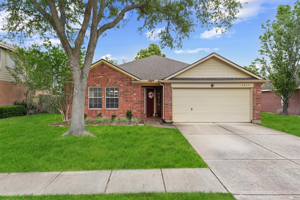 9815 Hallmark Lane, Pearland, Texas image 2