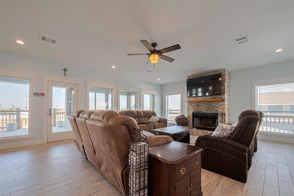 1126 Island Boulevard, Crystal Beach, Texas image 8