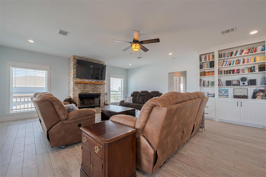 1126 Island Boulevard, Crystal Beach, Texas image 6