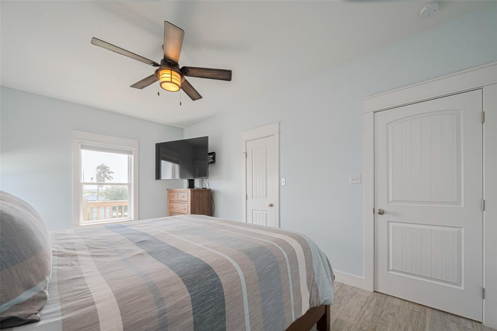 1126 Island Boulevard, Crystal Beach, Texas image 24