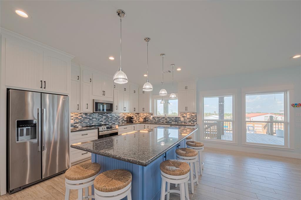 1126 Island Boulevard, Crystal Beach, Texas image 10
