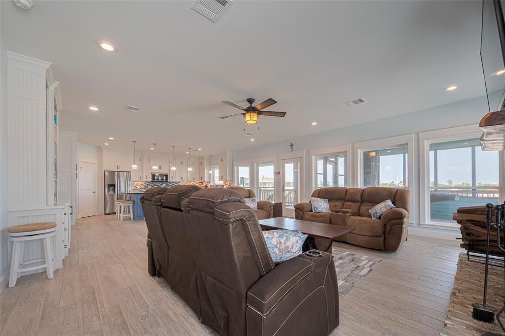 1126 Island Boulevard, Crystal Beach, Texas image 9