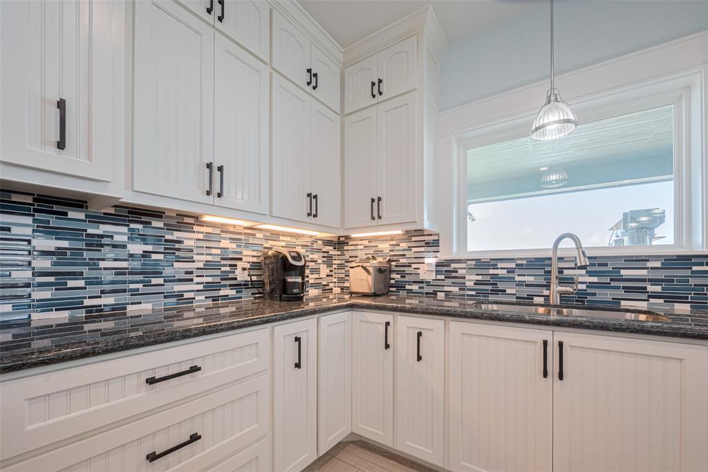 1126 Island Boulevard, Crystal Beach, Texas image 14