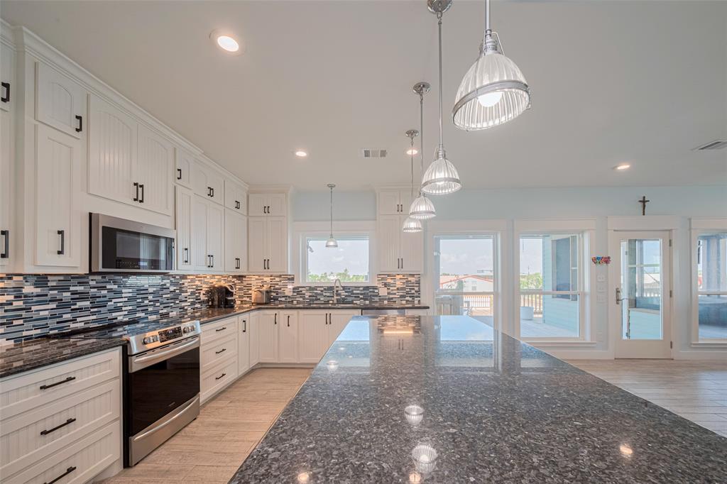 1126 Island Boulevard, Crystal Beach, Texas image 16