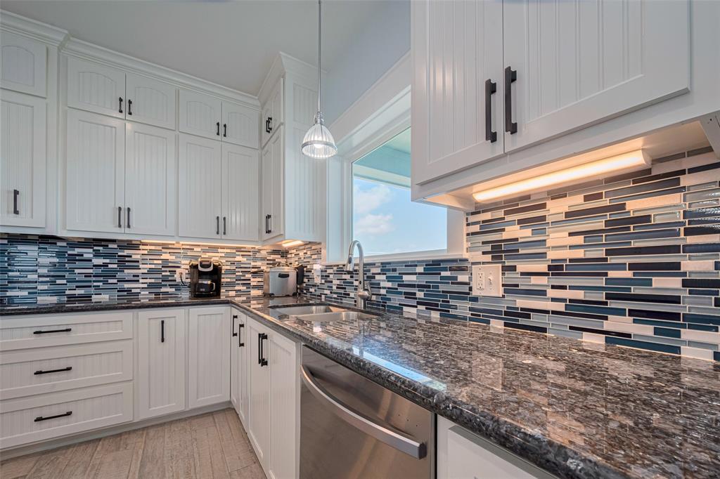 1126 Island Boulevard, Crystal Beach, Texas image 12