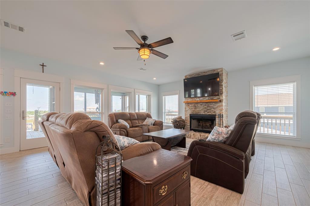 1126 Island Boulevard, Crystal Beach, Texas image 7
