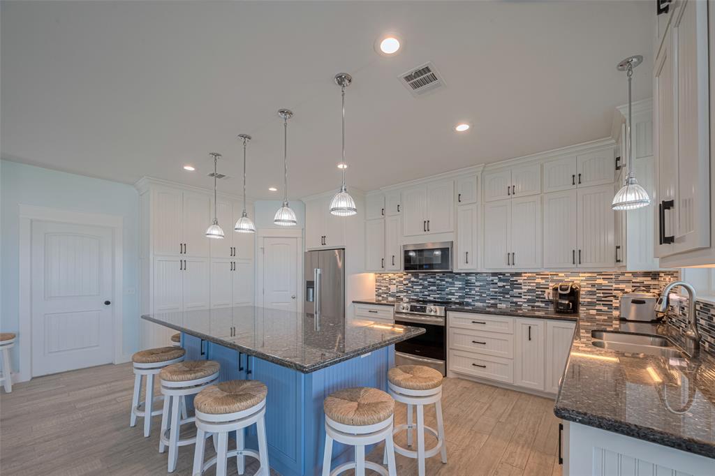 1126 Island Boulevard, Crystal Beach, Texas image 11