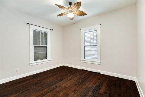 Single Family Residence in Galveston TX 3325 Avenue R 17.jpg