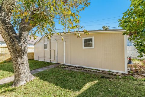 Single Family Residence in Galveston TX 3325 Avenue R 26.jpg