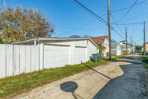 Single Family Residence in Galveston TX 3325 Avenue R 27.jpg