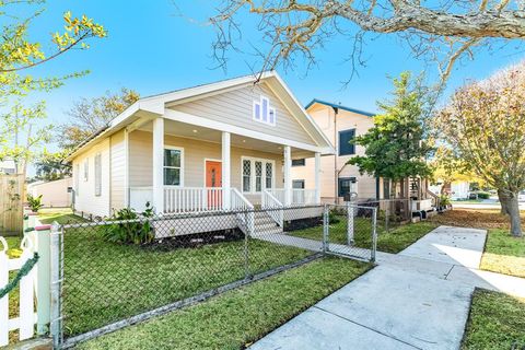 Single Family Residence in Galveston TX 3325 Avenue R 30.jpg
