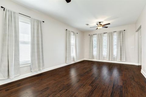 Single Family Residence in Galveston TX 3325 Avenue R 8.jpg