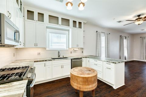 Single Family Residence in Galveston TX 3325 Avenue R 13.jpg