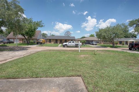 Single Family Residence in Houston TX 11014 Sagecrest Lane 3.jpg