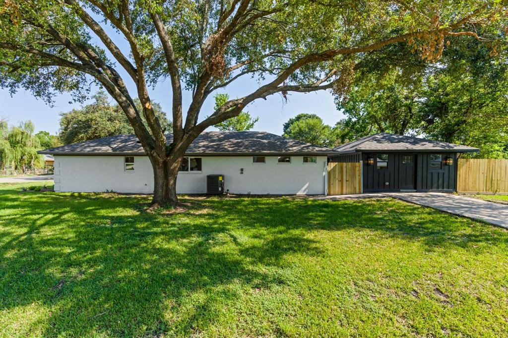 8602 Honeysuckle Street, Highlands, Texas image 35