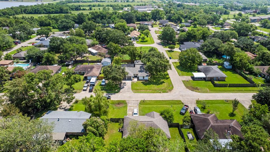 8602 Honeysuckle Street, Highlands, Texas image 41