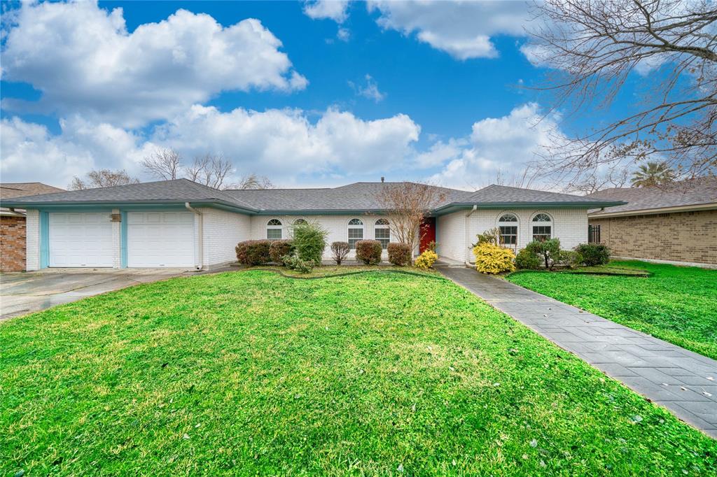 900 Birdsong Drive, Baytown, Texas image 1