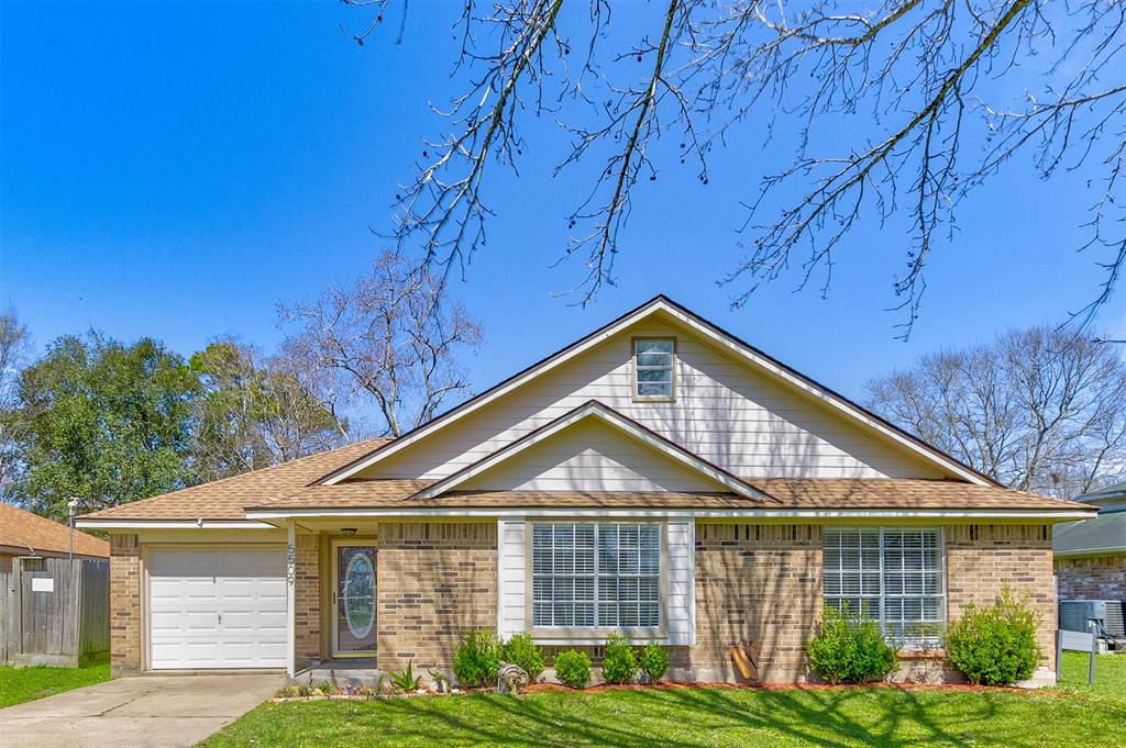 5509 Winding Brook Drive, Dickinson, Texas image 1