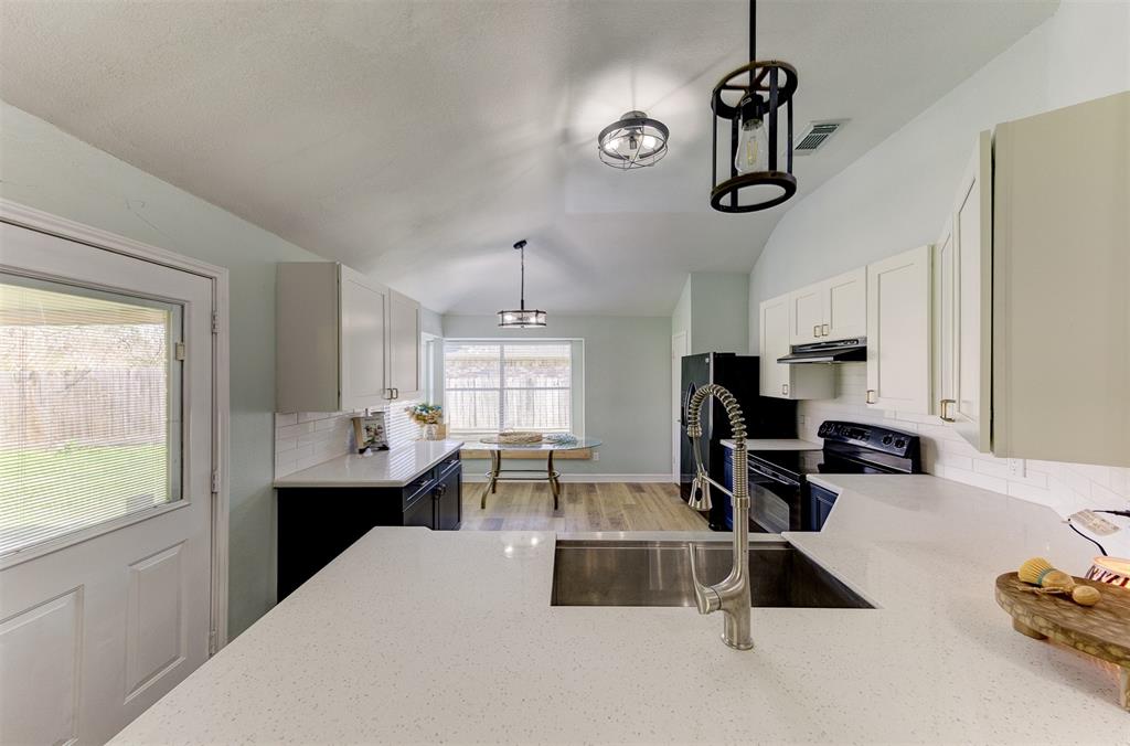 5509 Winding Brook Drive, Dickinson, Texas image 7