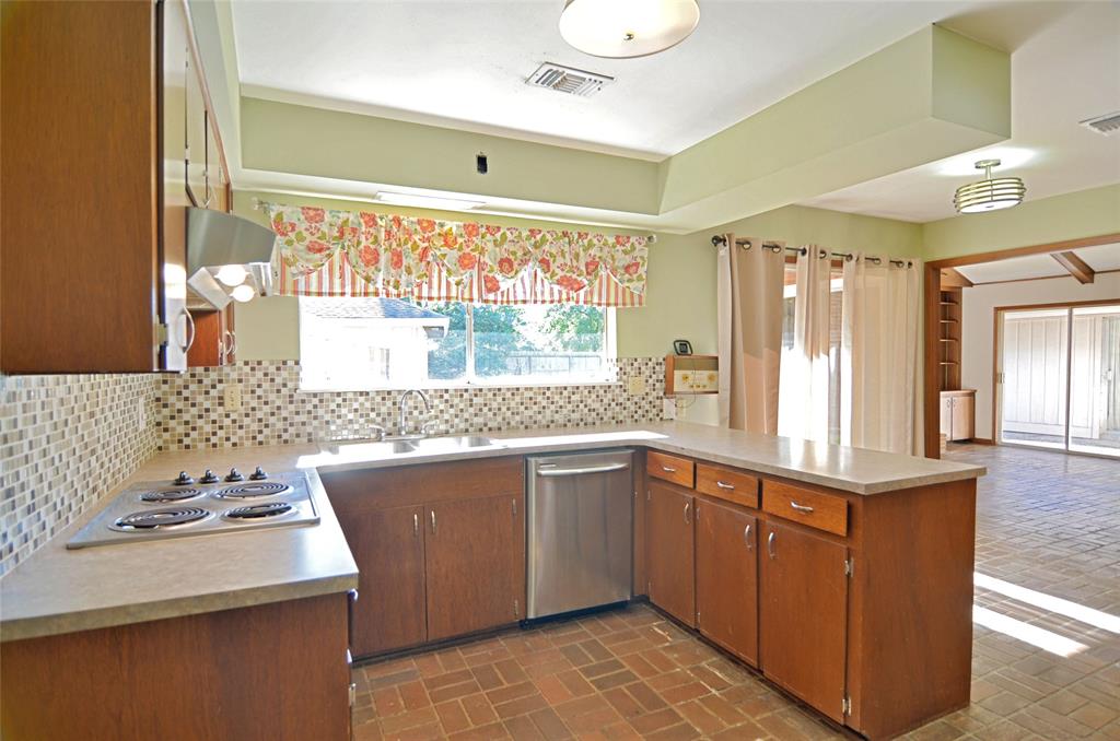823 Timber Cove Drive, Seabrook, Texas image 6