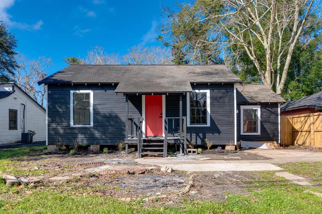 1105 N Valderas Street, Angleton, Texas image 1