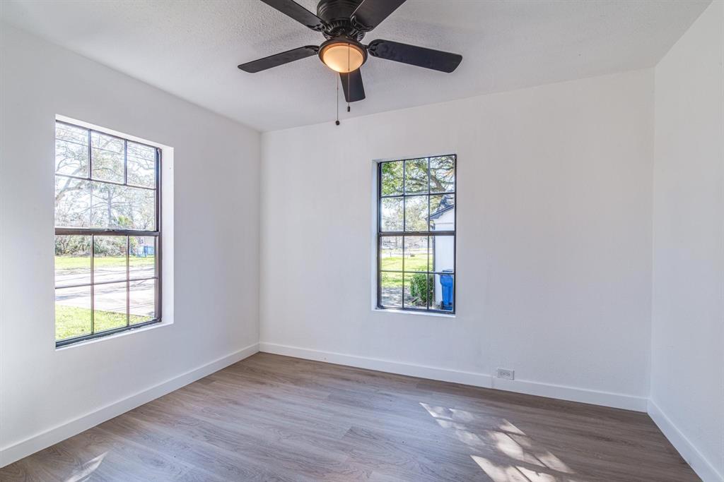 1105 N Valderas Street, Angleton, Texas image 10