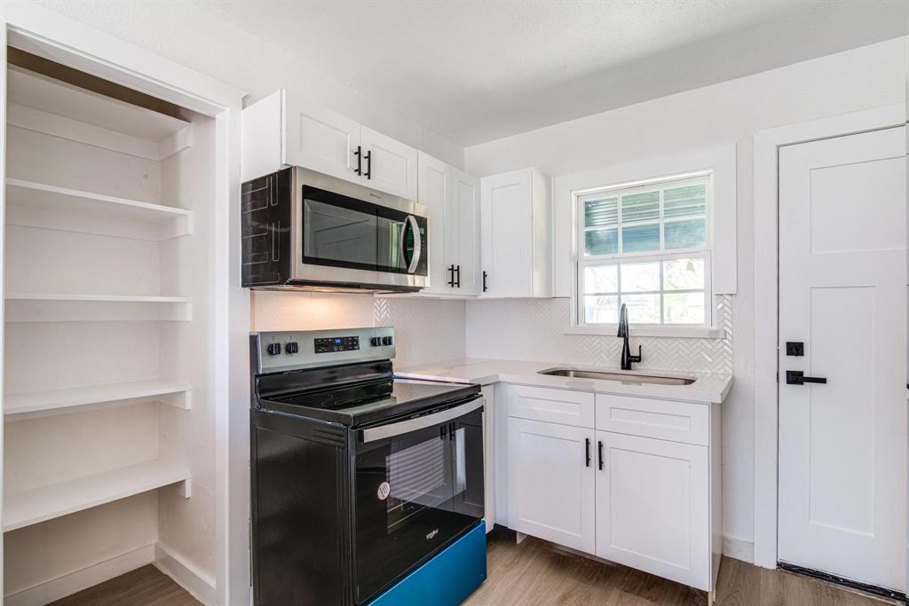 1105 N Valderas Street, Angleton, Texas image 4