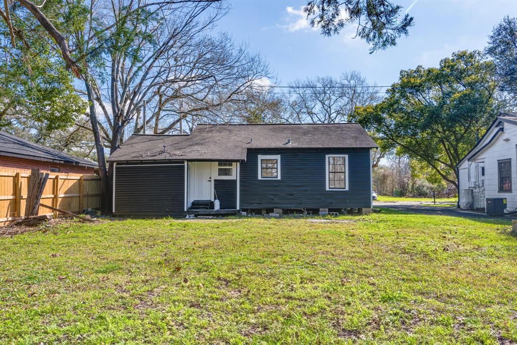 1105 N Valderas Street, Angleton, Texas image 17