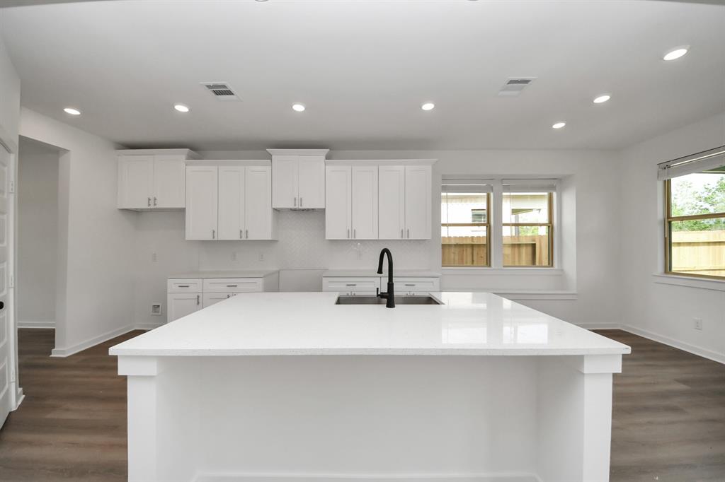 414 Kendall Crest, Alvin, Texas image 12