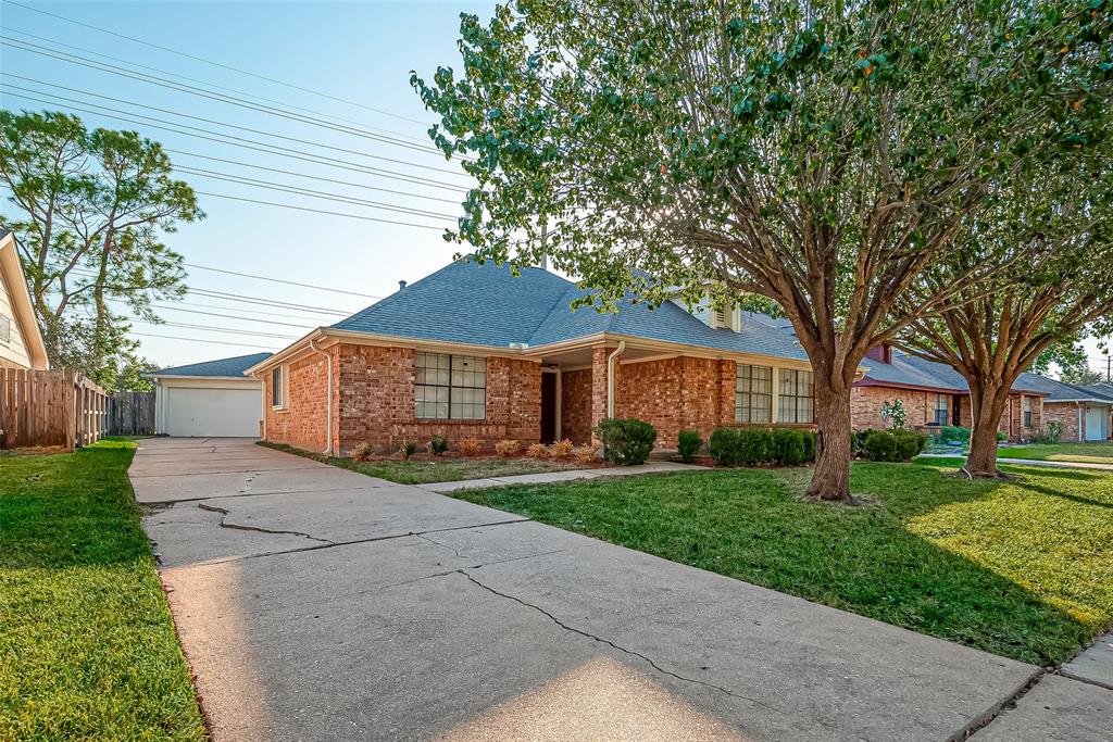 2810 Pineleaf Drive